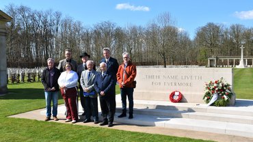 Die Delegation aus Durham legt gemeinsam mit Landrat Ingo Brohl und Colonel (Retired) Stephen Owen (obere Reihe, 2. von links) einen Gedenkkranz am Rheinberg War Cemetery nieder. 