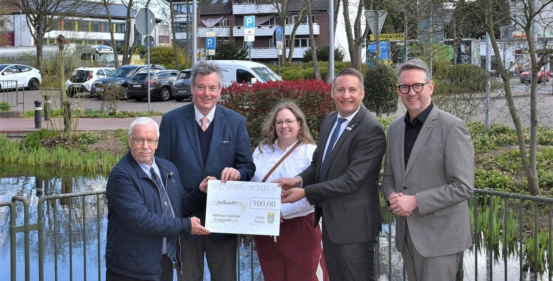 Alan Shield, Richard Bell (Mitglieder des County Councils Durham), Amanda Tutin (County Durham), Regierungspräsident Thomas Schürmann und Landrat Ingo Brohl bei der Scheckübergabe