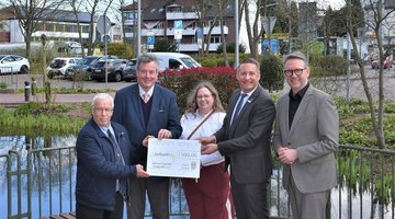 Alan Shield, Richard Bell (Mitglieder des County Councils Durham), Amanda Tutin (County Durham), Regierungspräsident Thomas Schürmann und Landrat Ingo Brohl bei der Scheckübergabe